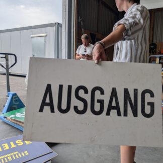Schild A1; Stadtgarten; Fußweg SG, Pfeil rechts; Hochformat