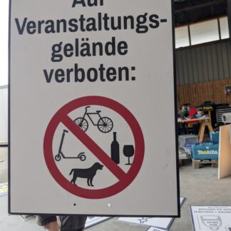 Schild A1; WC; WC, Pfeil geradeaus; Hochformat