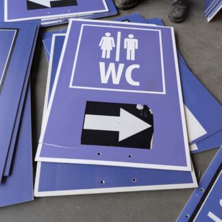 Schild A1; WC; WC Barrierefrei, Pfeil rechts; Hochformat