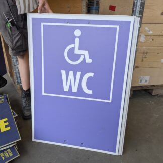 Schild A1; WC; WC Barrierefrei, Pfeil geradeaus; Hochformat