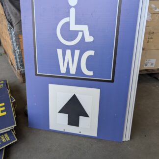 Schild A1; WC; WC Barrierefrei, Pfeil geradeaus; Hochformat